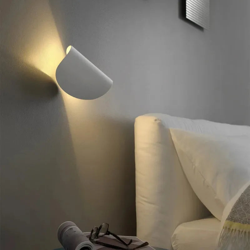Lampă de perete LED Kio pentru citit, rotativă 360°, pentru noptieră și living