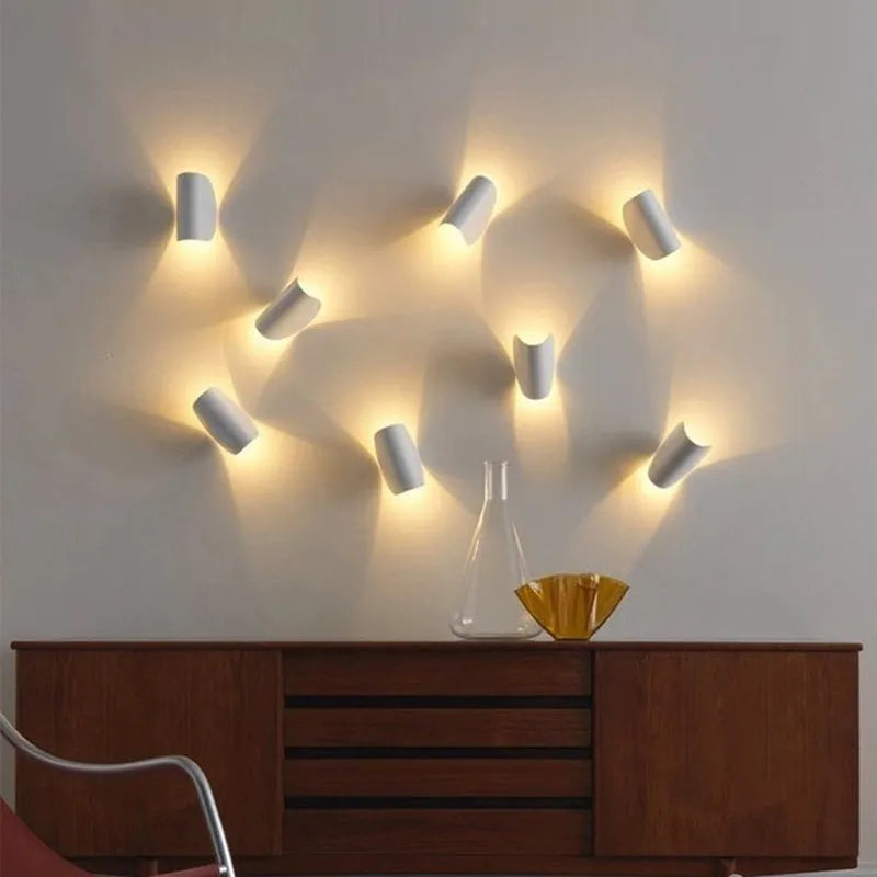 Lampă de perete LED Kio pentru citit, rotativă 360°, pentru noptieră și living